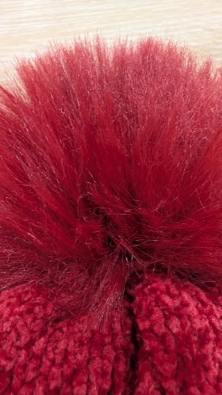 Gorro de invierno rojo con pompón