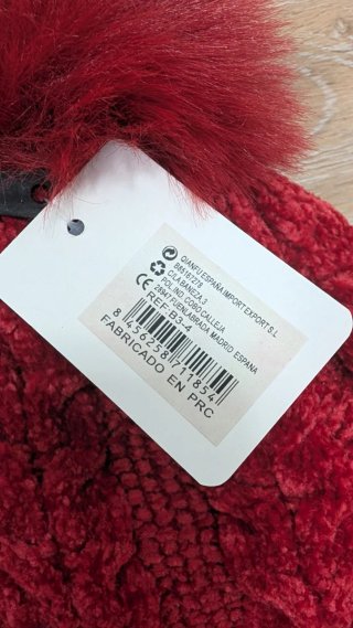 Gorro de invierno rojo con pompón