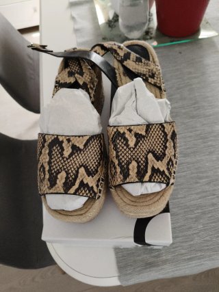 Zapatos cuña mujer estampado serpiente