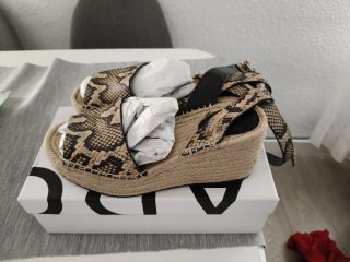 Zapatos cuña mujer estampado serpiente