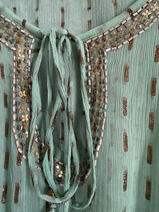Blusa semitransparente con detalles dorados Nekane