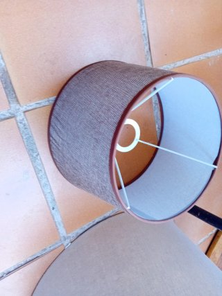 Pantalla de lámpara de tela beige y marrón