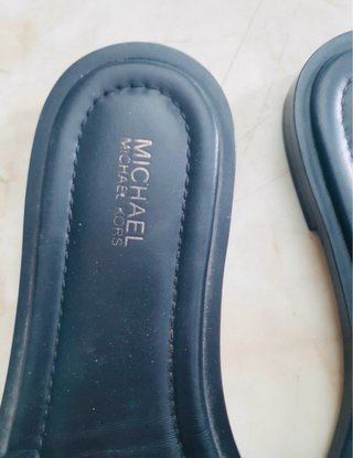 Sandalias Michael Kors Piel Negra Dorada