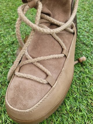 Botas beige con cordones y pluma