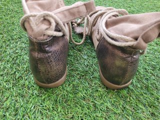 Botas beige con cordones y pluma