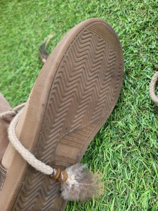 Botas beige con cordones y pluma