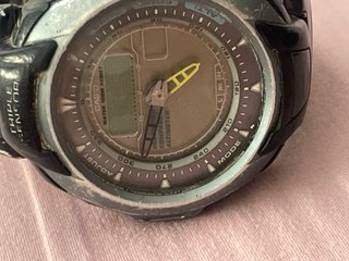 Reloj negro y gris