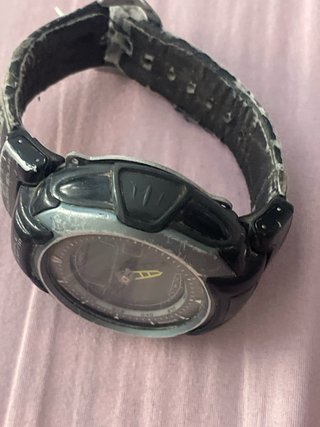 Reloj negro y gris