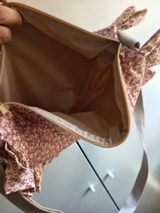 Bolso estampado floral con volantes