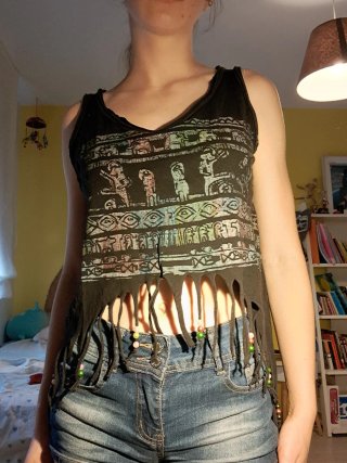 Camiseta negra con estampado tribal