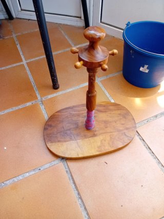 Colgador de madera con base ovalada