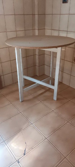 Mesa redonda con mantel estampado de regalo .