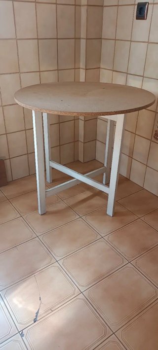 Mesa redonda con mantel estampado de regalo .