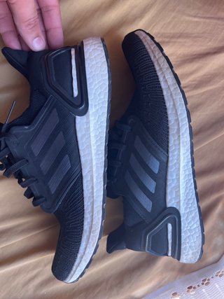 Zapatillas Adidas Boost Negras y Blancas