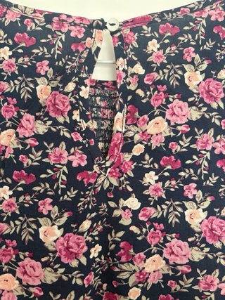 Top Orsay azul marino con flores rosas