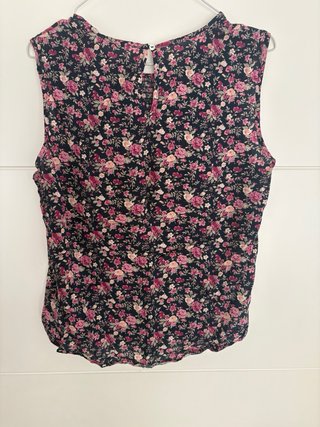 Top Orsay azul marino con flores rosas