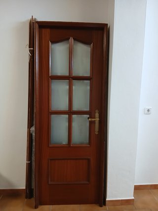 Puerta madera con cristales