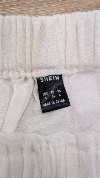 Falda blanca mini con vuelo