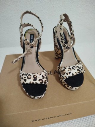 Sandalias de tacón River Island estampado leopardo