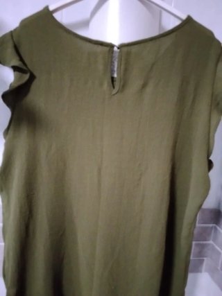 Blusa verde militar con volantes