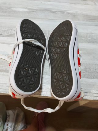 Zapatillas tipo Converse con estampado de cerezas
