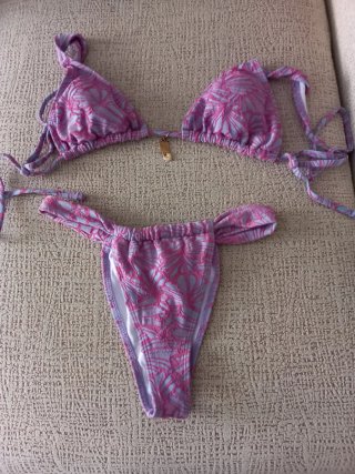 Bikini estampado floral rosa y lila