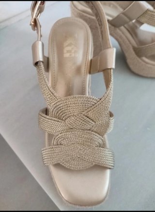 Zapatos de esparto dorados con cuña