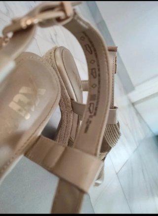 Zapatos de esparto dorados con cuña