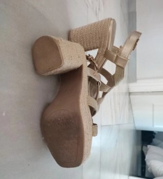 Zapatos de esparto dorados con cuña