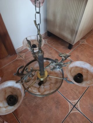 Lámpara dorada con detalles de mármol