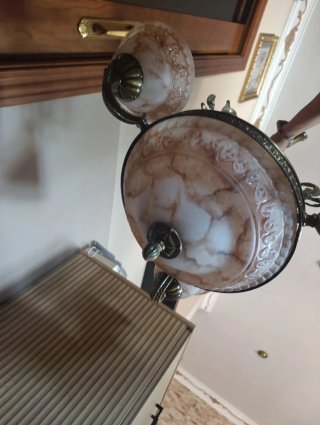Lámpara dorada con detalles de mármol