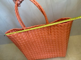 Bolsa de playa grande rosa tejida