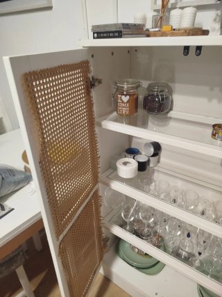 Vitrina IKEA BRIMNES con ratán