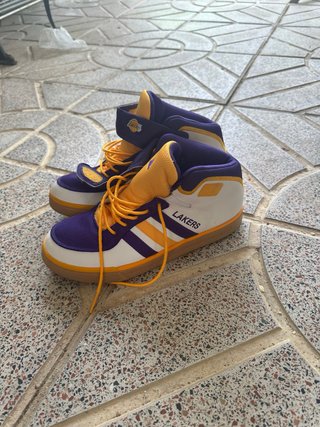 Adidas Lakers Talla 43 Morado/Amarillo