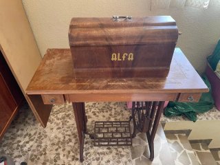Máquina de coser antigua Alfa
