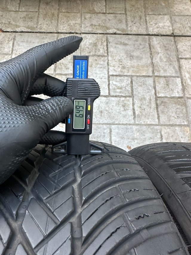4 Neumáticos 205/55 R17 AVON