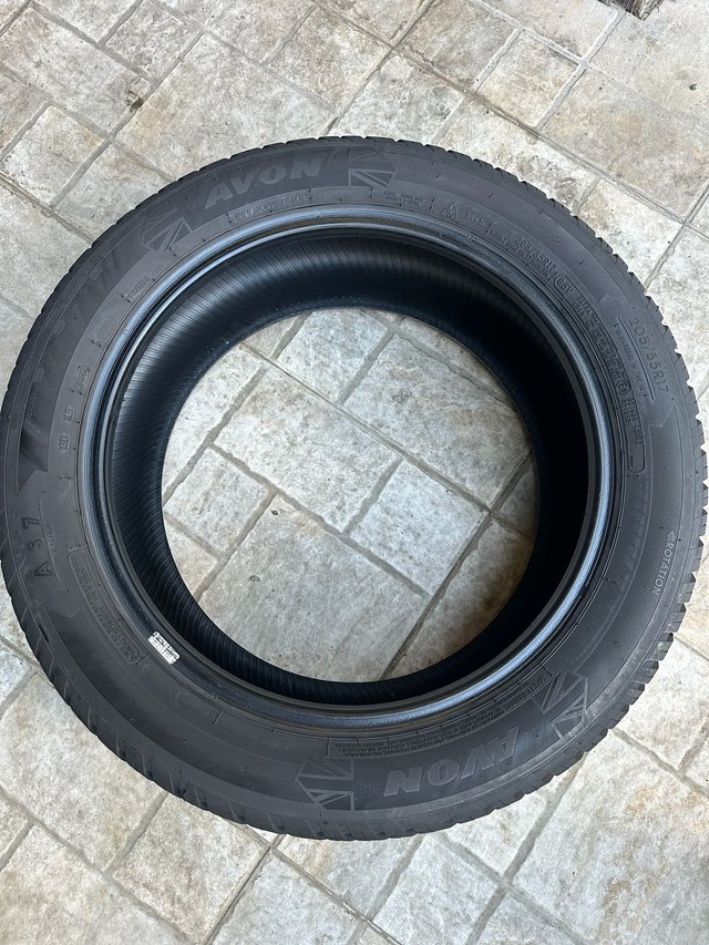 4 Neumáticos 205/55 R17 AVON