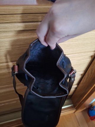 Bolso de piel negro y marrón