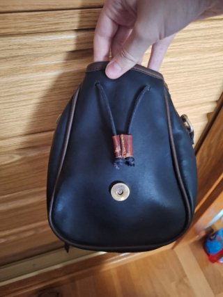 Bolso de piel negro y marrón
