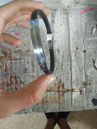 Pulsera plata y negro no es de marca