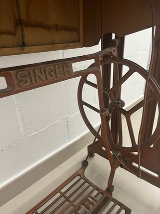 Máquina de Coser Singer Antigua con Mueble