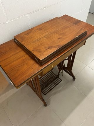 Máquina de Coser Singer Antigua con Mueble