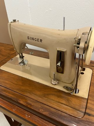 Máquina de Coser Singer Antigua con Mueble
