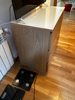 Cómoda de madera y cristal