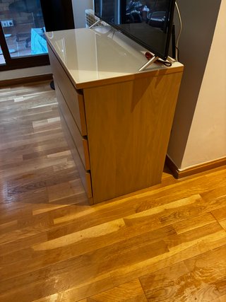 Cómoda de madera y cristal