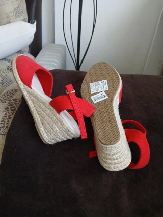 Alpargatas rojas nuevas