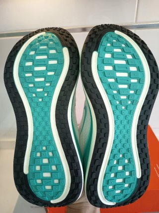 Nike Vomero Plus Talla 42