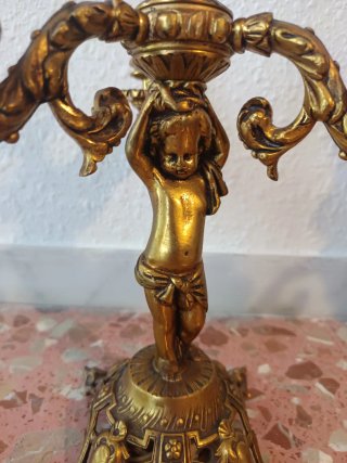 Candelabros de latón/bronce con figuras de querub