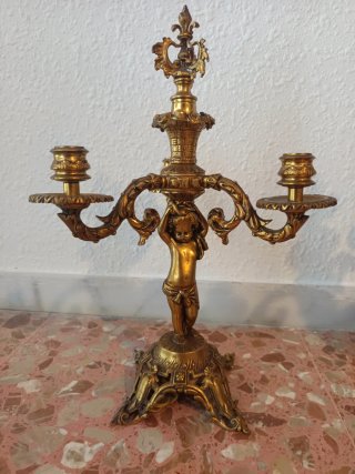 Candelabros de latón/bronce con figuras de querub
