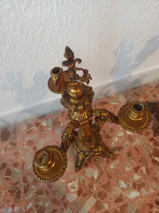 Candelabros de latón/bronce con figuras de querub